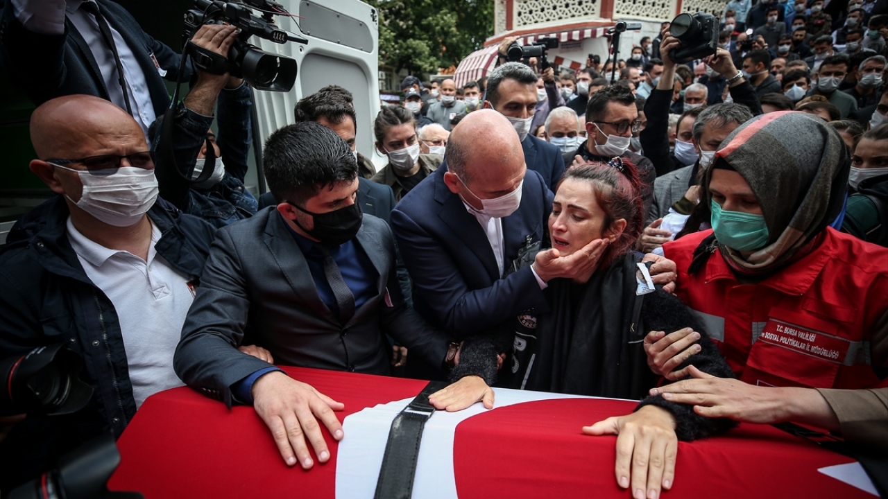 Törene katılan İçişleri Bakanı Süleyman Soylu, şehidin eşini teselli etti.