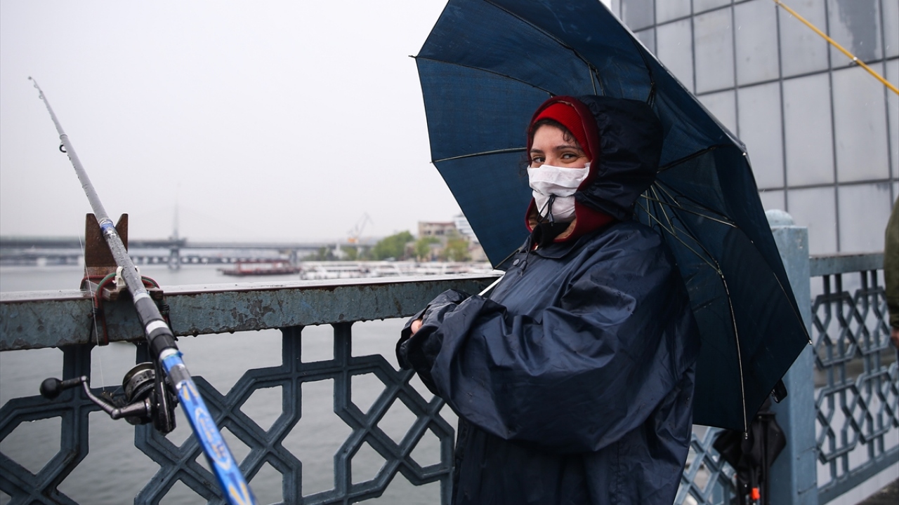 Sosyal mesafeye uyan ve maske takarak oltalarını Arnavutköy`den denize atan balıkçılar, uzun zaman sonra en büyük keyiflerine tekrar kavuşmanın mutluluğunu yaşadı.