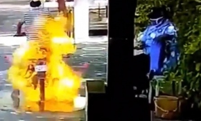 Hindistan’da motosikletli sürücü dezenfekte edilirken alev aldı