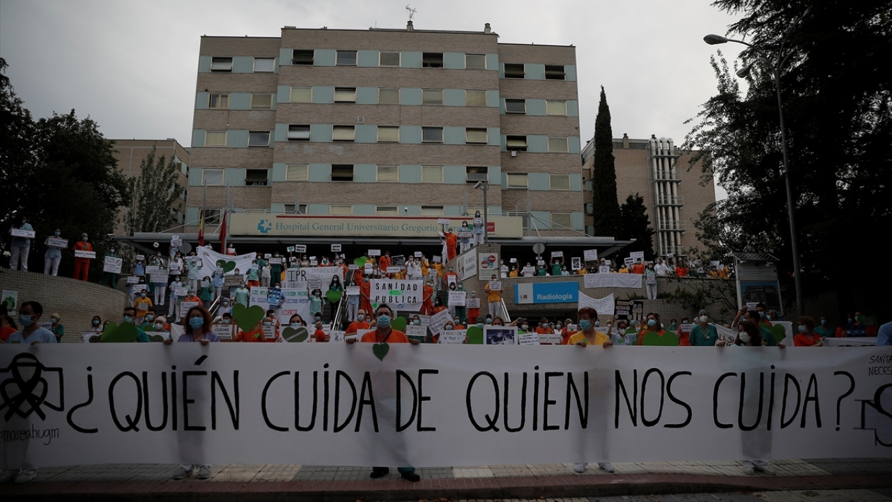 Başkent Madrid`de hastane binaları önüne çıkan sağlık personelleri, çalışma şartlarında iyileşme ve kamu hastanelerinin güçlendirilmesini istedi.