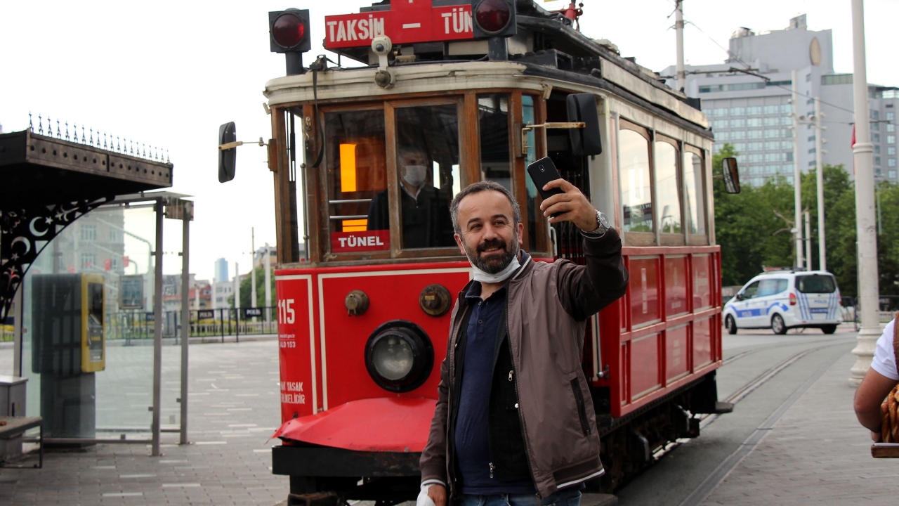 Tramvaya ait zil seslerinin İstiklal Caddesi`nde yankılandığı duyan vatandaşlar ise telefonlarını sarılarak o anları kaydetti. 