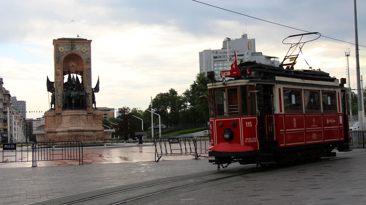 Koronavirüsle mücadele tedbirleri kapsamında 5 Nisan`da seferlerine ara verilen nostaljik tramvay bugün ilk seferini yapmak için Taksim Meydanı`na geldi.