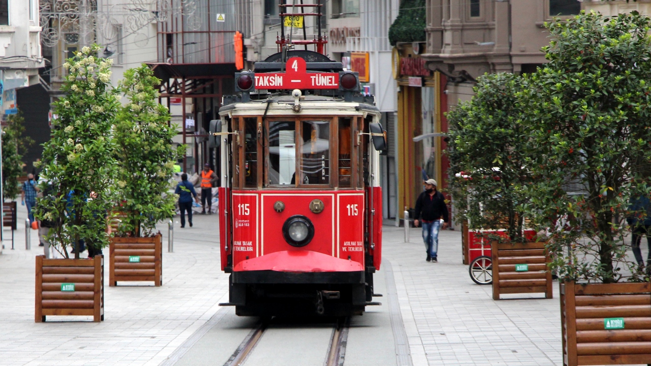 Nostaljik tramvayın seferlerine başlamasıyla İstiklal Caddesi bilinir haline dönmeye başladı.