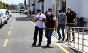 Aracın lastiğini patlatıp sürücüyü oyalayarak koltuktaki altınları çaldılar