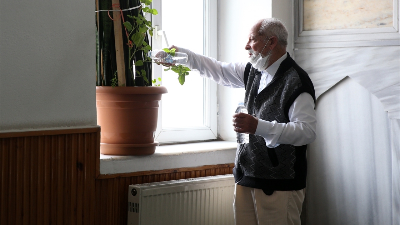 Merkez Kocasinan ilçesi Yenimahalle`de yaşayan 78 yaşındaki İmeç, emekli olduktan sonra mahallesinin meydanındaki caminin bakımıyla ilgilenmeye başladı.