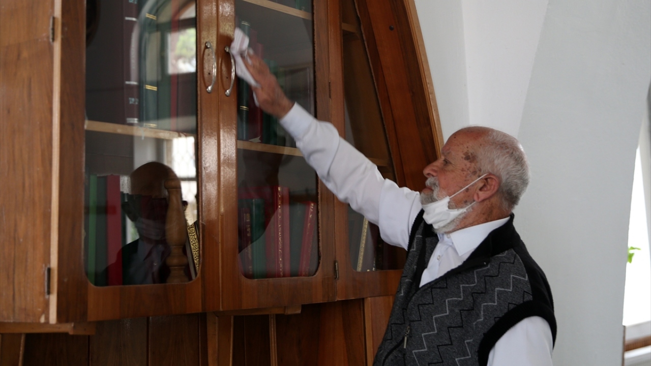 Kayseri`nin Tomarza ilçesindeyken 1983`te emekli olduğunu belirten İmeç, mahallesindeki caminin temizliğiyle gönüllü ilgilenmeye başladığını kaydetti.