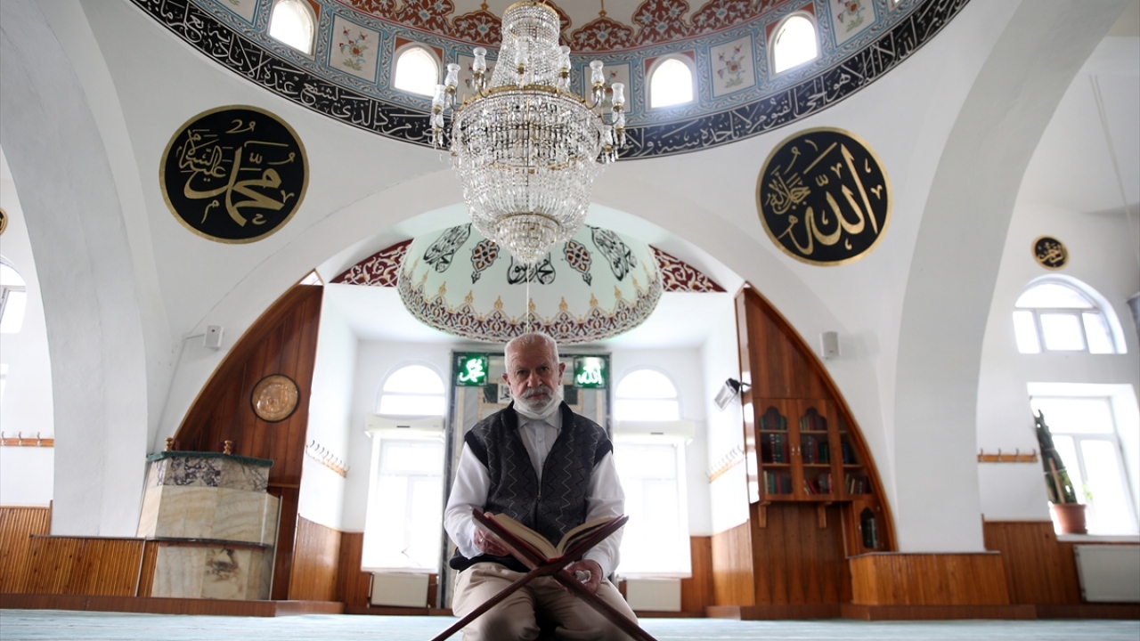 İmeç, müezzin olmadığı zamanlarda bu görevi de yaptığını ve camide olmayı sevdiğini dile getirdi.