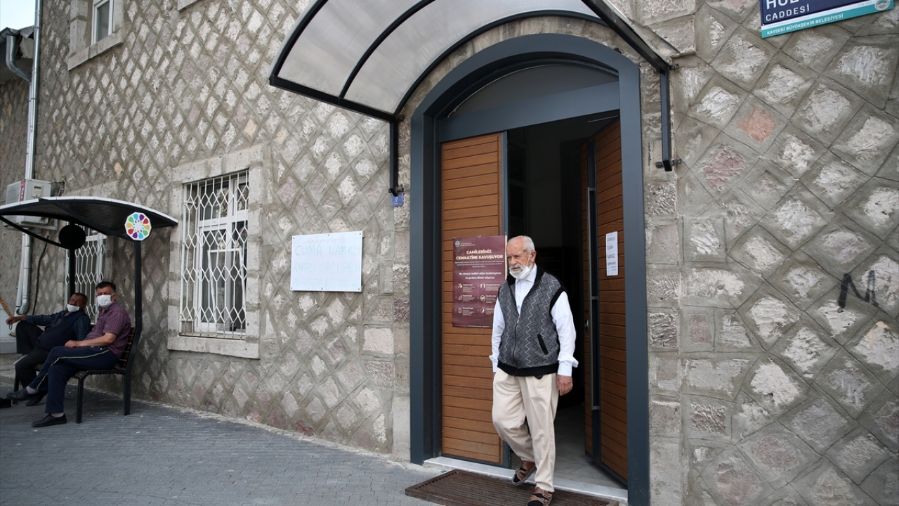 Camiyle ilgilenince huzur bulduğunu ifade eden İmeç, "Adres sorana adres tarif ederim. Elinde bir şey taşıyıp zorlanana evine kadar yardım ederim. İhtiyacı olan kimseye maddi manevi yardımcı olurum. Burada çok huzurluyum." dedi.