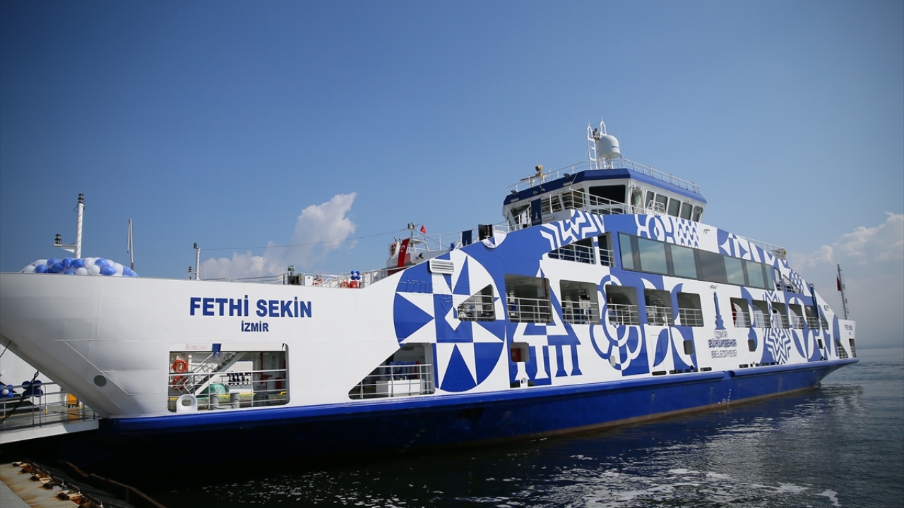 İzmir Büyükşehir Belediyesinin Sekin`in adını verme kararı aldığı feribot, Üçkuyular İskelesi`nde düzenlenen törenle denize indirildi.