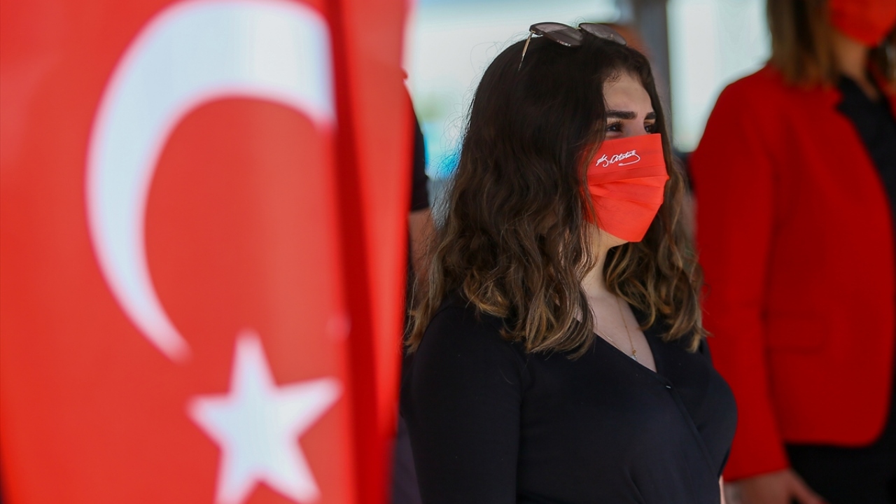 Konuşmaların ardından Soyer, şehidin eşi Rabia ve kızı Dila Sekin ile emniyet ekipleriyle kurdele keserek, feribotla tur attı.