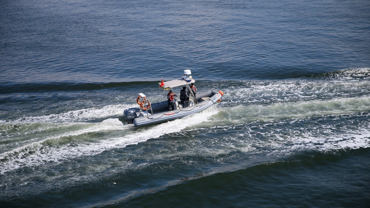 Bu sırada polis botları da feribota eşlik etti.