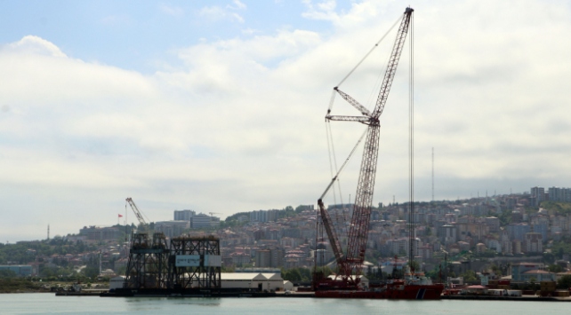 'Fatih'in sökülen parçaları montaj için Trabzon'da