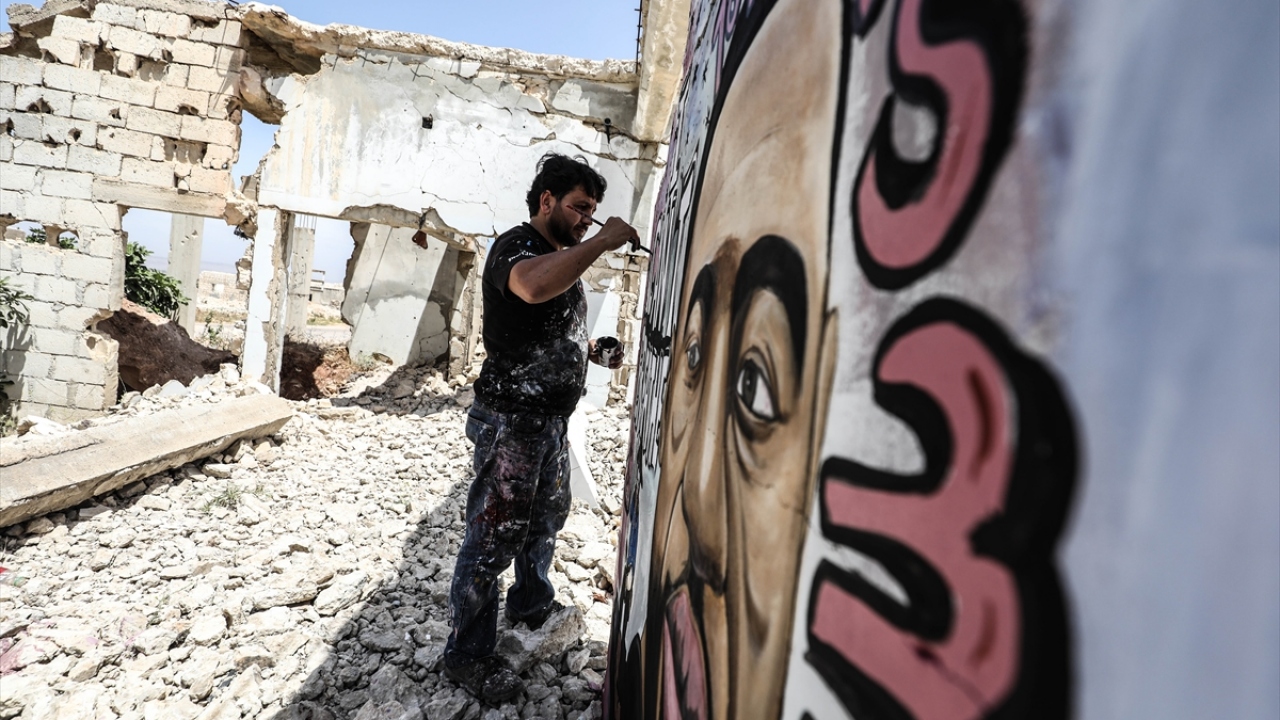 Havadan drone ile görüntülenen grafitide, İngilizce George Floyd`un "Nefes alamıyorum" feryadının yanı sıra "Irkçılığa hayır" ifadesi yer aldı.