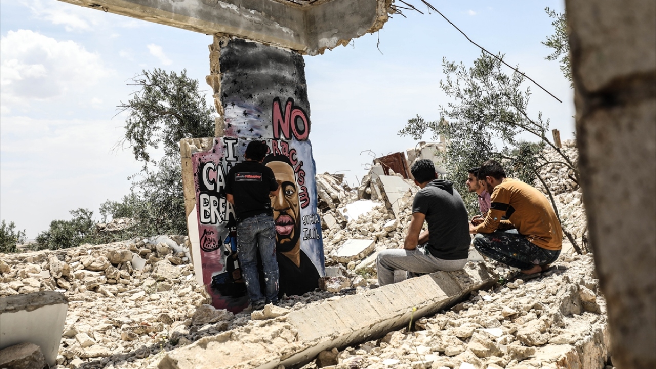 Sanatçı Esmer, yaptığı açıklamada, ABD`de siyahi vatandaşlara karşı artan ırkçı eylemleri kınadı ve dayanışmasını göstermek amacıyla bu resmi çizdiğini söyledi.