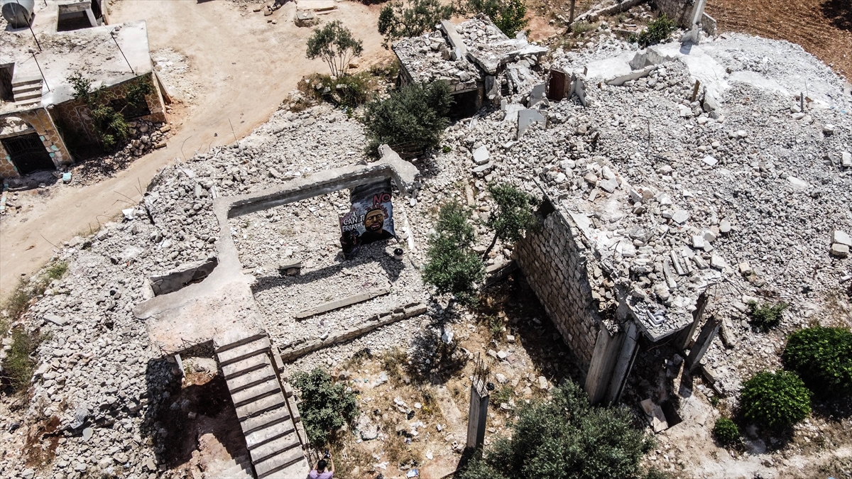 İdlib`in Binniş ilçesinde yaşayan 36 yaşındaki grafiti sanatçısı Aziz Esmer, ününü, Esed rejiminin bombardımanında yıkılan evlerin duvarlarına Suriye ve dünya gündemindeki konuları çizerek kazandı.