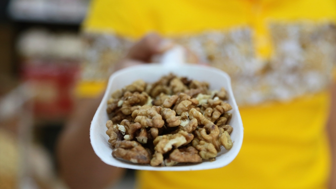 Cevizin meyve veriminin yüksek olduğuna dikkati çeken Çedene, Kahramanmaraş`ın Türkiye`nin ceviz deposu olarak bilindiğini ifade etti.