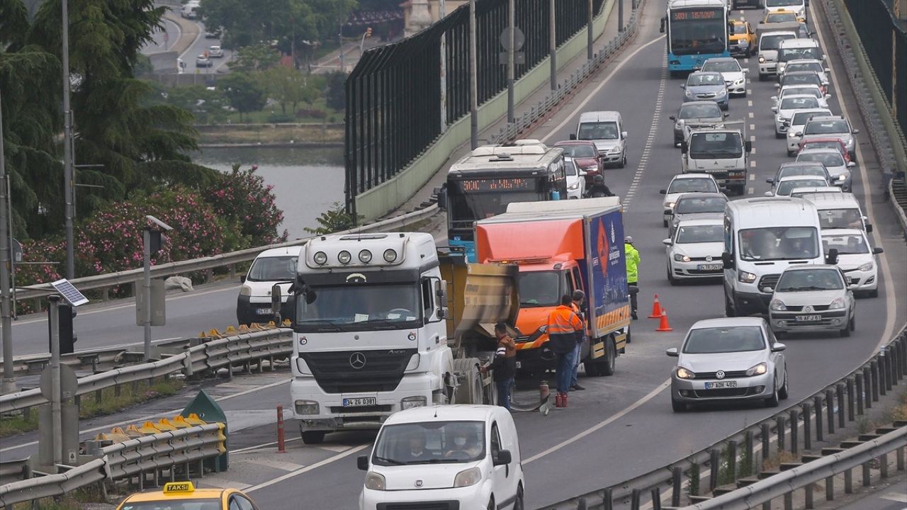 Haliç Köprüsü`nde patlayan lastiği alev alan hafriyat kamyonundaki yangın, itfaiye ekiplerince söndürülürken, Topkapı istikametinde trafik durma noktasına geldi.