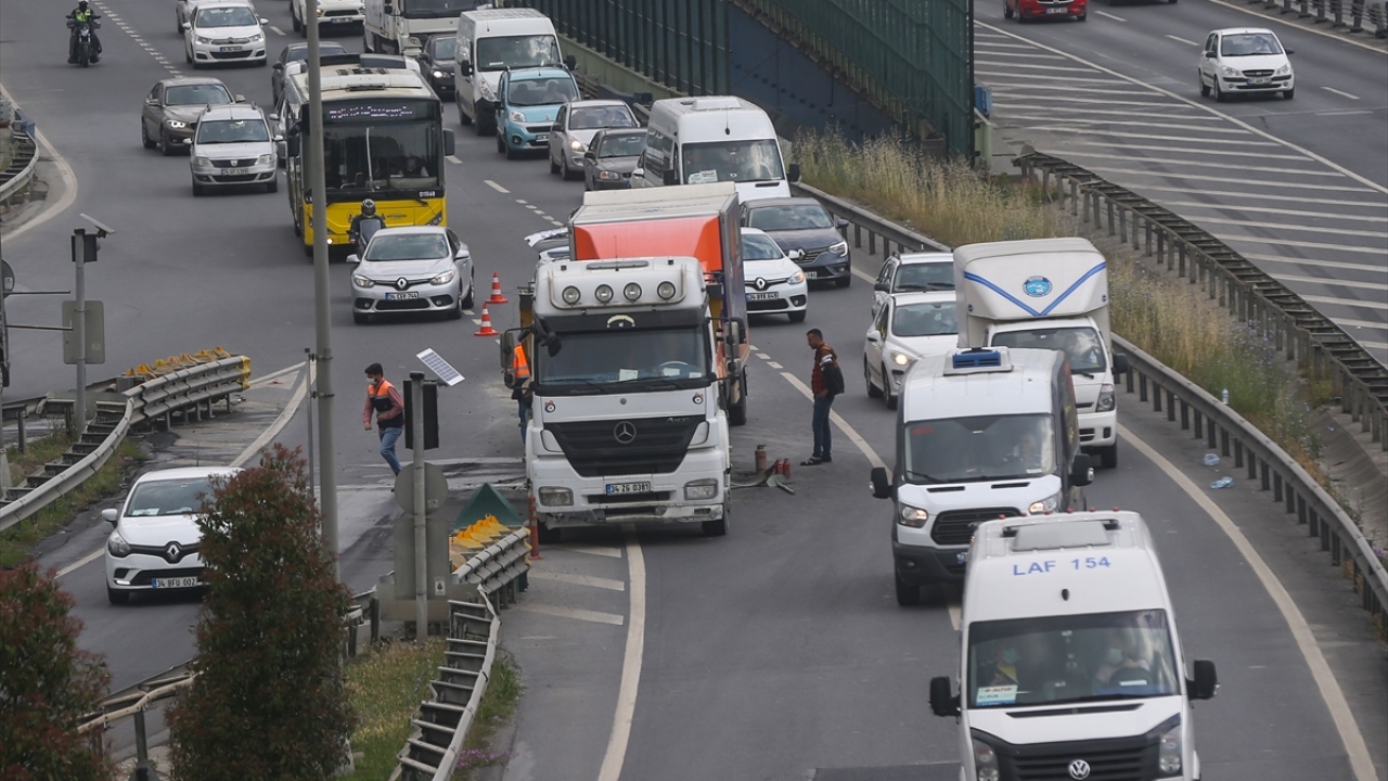 Alınan bilgiye göre, Muzaffer Y. yönetimindeki 34 ZG 0381 plakalı hafriyat kamyonunun arka lastiği, Haliç Köprüsü Topkapı yönünde seyir halindeyken patladı. Bu şekilde bir süre yola devam eden aracın patlayan lastiği alev aldı.
