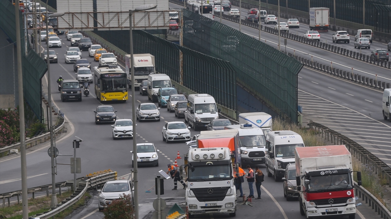 İhbar üzerine olay yerine gelen itfaiye ekipleri yangını söndürürken, araçta maddi hasar oluştu.