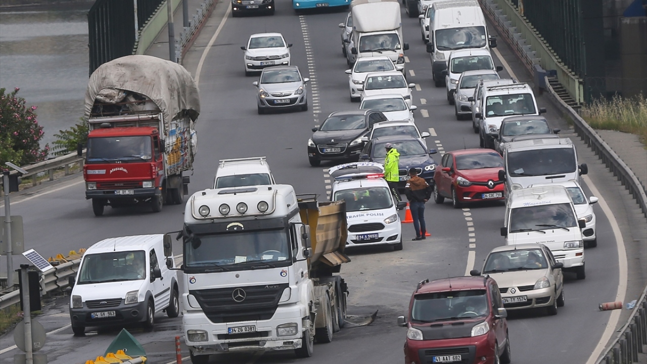 Olay nedeniyle Haliç Köprüsü Topkapı istikametinde trafik durma noktasına geldi. 