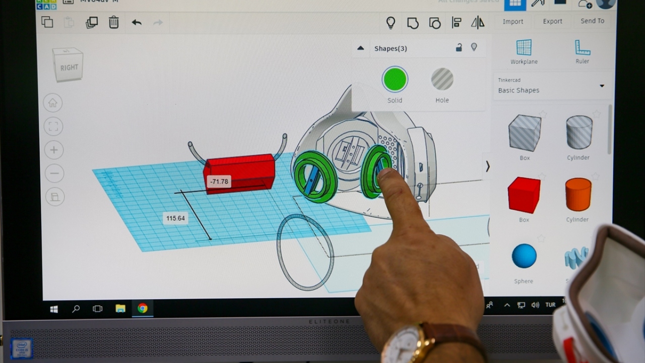 "Pla filament" maddesinden yararlanılarak geliştirilen 80 gram ağırlığındaki maske, 3D yazıcıyla üretilirken çift hava kanalına yerleştirilen mercimekten biraz büyük ultraviyole ledler sayesinde filtrelerin sterilizasyonu sağlanıyor. 