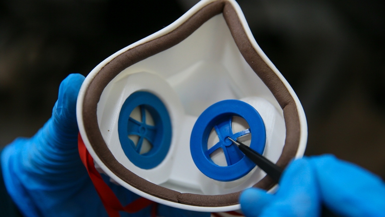 Geliştirilen maskede 30 dakikada bir devreye giren ultraviyole ledler, filtrelerde biriken virüs ve benzeri yabancı maddeleri 29 saniyede yüzde 99,97 oranında yok ediyor.