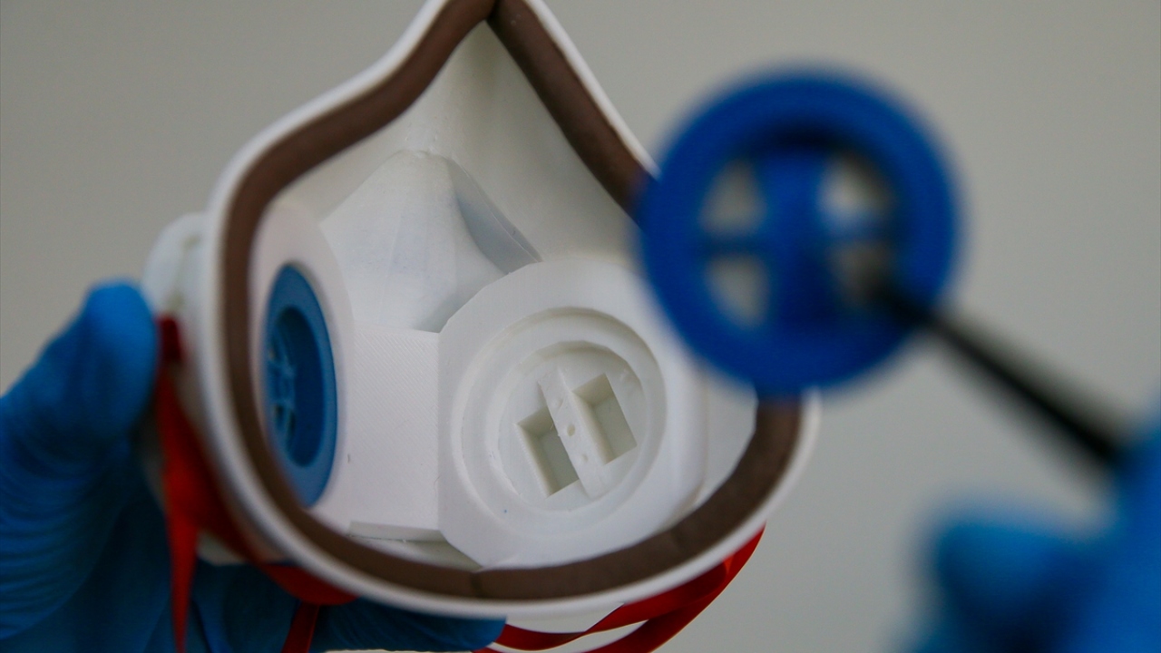 Prof. Dr. Yaşar Güneri Şahin, yaptığı açıklamada, bilim insanları olarak Covid-19 sürecinde görev yapan sağlık çalışanlarına destek olmak için böyle bir maske geliştirdiklerini söyledi.