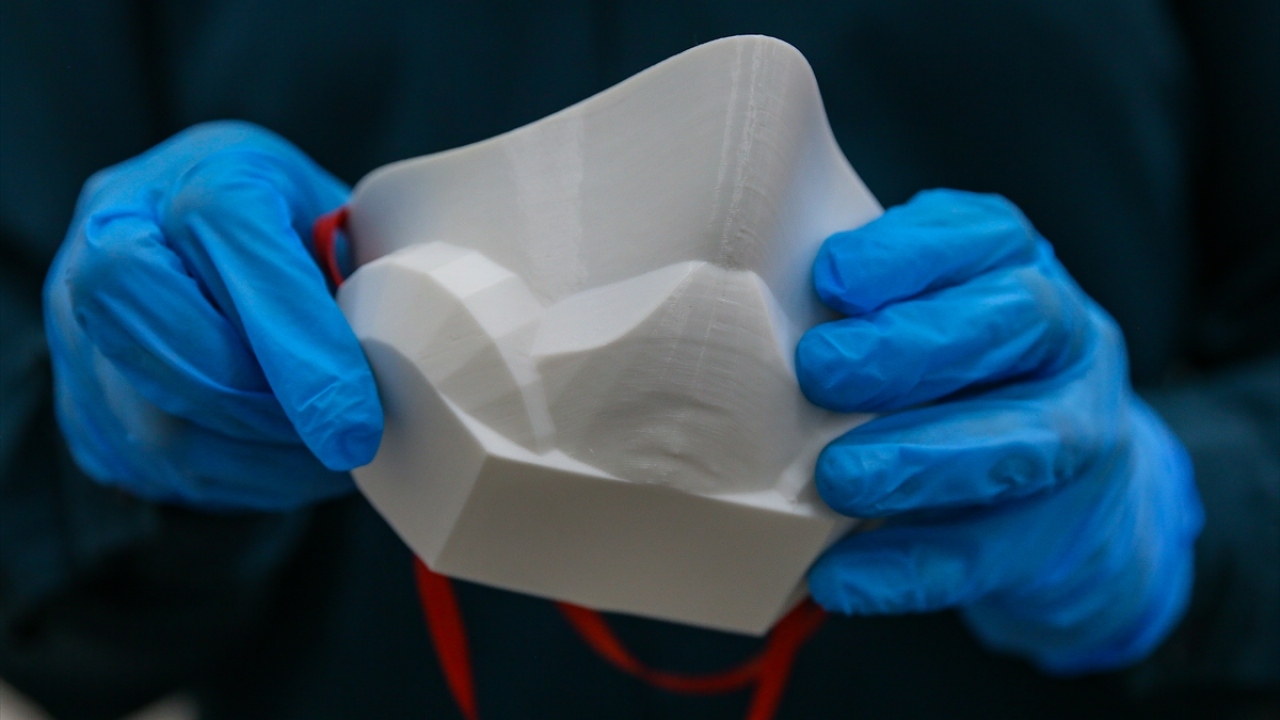 Şahin, geliştirdikleri kendi kendini temizleyebilen maske sayesinde filtre değiştirme maliyetlerini çok düşük seviyelere indirdiklerini, filtre değişimi sırasında oluşabilecek bulaşıların önüne geçtiklerini ifade etti.