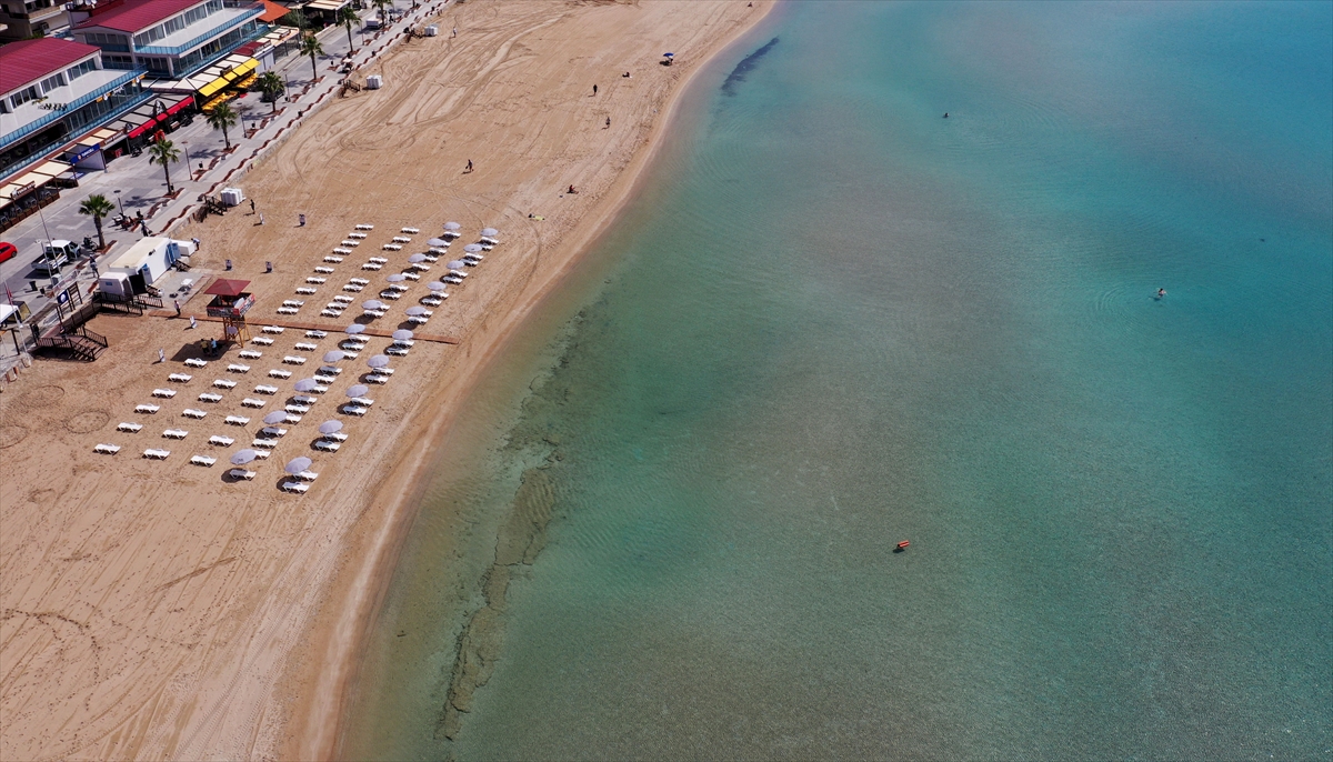 Dünyaca ünlü Altınkum`da şezlong ve şemsiyeler 1,5 metre arayla yerleştirildi. Plajın giriş ve çıkışlarına "Sosyal mesafeyi" koru yazıları asıldı.