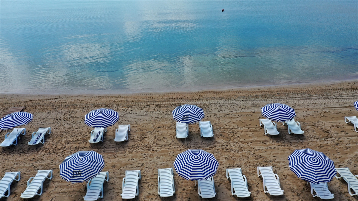 Covid-19 sürecinde kurallara uymanın önemli olduğunu vurgulayan Atabay, "Yerli ve yabancı turistleri sahillerimizde ağırlamaya hazırız." diye konuştu. 