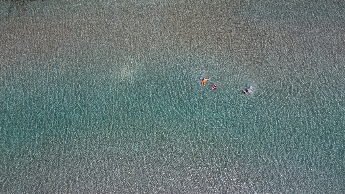 Bu arada az sayıda vatandaş sosyal mesafeye de dikkat ederek denizde yüzdü, sahilde güneşlendi.  