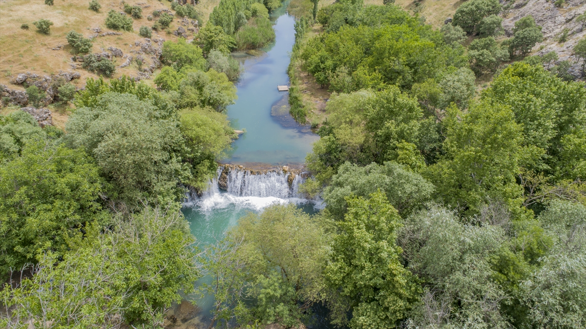 Diyarbakır-Mardin kara yolunda bulunan, vadi yatağı boyunca ağaçlarla çevrili irili ufaklı onlarca şelalenin yer aldığı Karasu Çayı, her yıl çok sayıda ziyaretçiyi ağırlıyor.