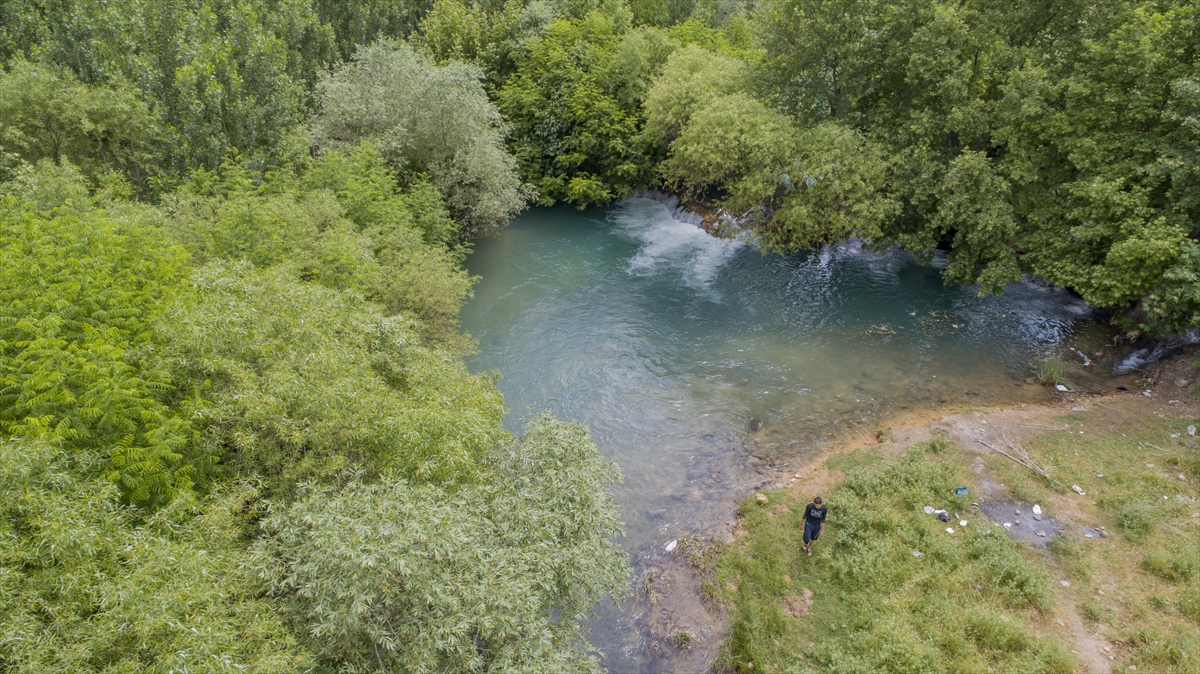 Covid-19 tedbirleri nedeniyle sessizliğe bürünen Karasu Çayı ve vadisi, şelaleleri ve rengarenk bitki örtüsüyle fotoğraf tutkunları ile ziyaretçilerini bekliyor.