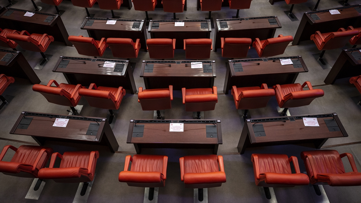 Şentop, milletvekillerinin Genel Kurul`da sosyal mesafe kuralına uyacaklarını ve maske takacaklarını belirterek, alınan tedbirlerin devam edeceğini aktardı.