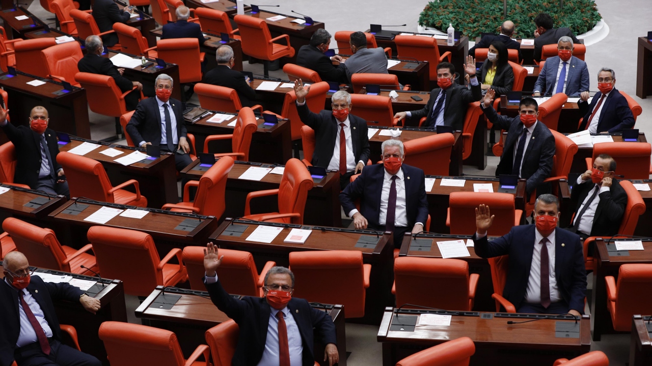 Genel Kurul girişinde milletvekillerine eldiven ve maske dağıtıldı.