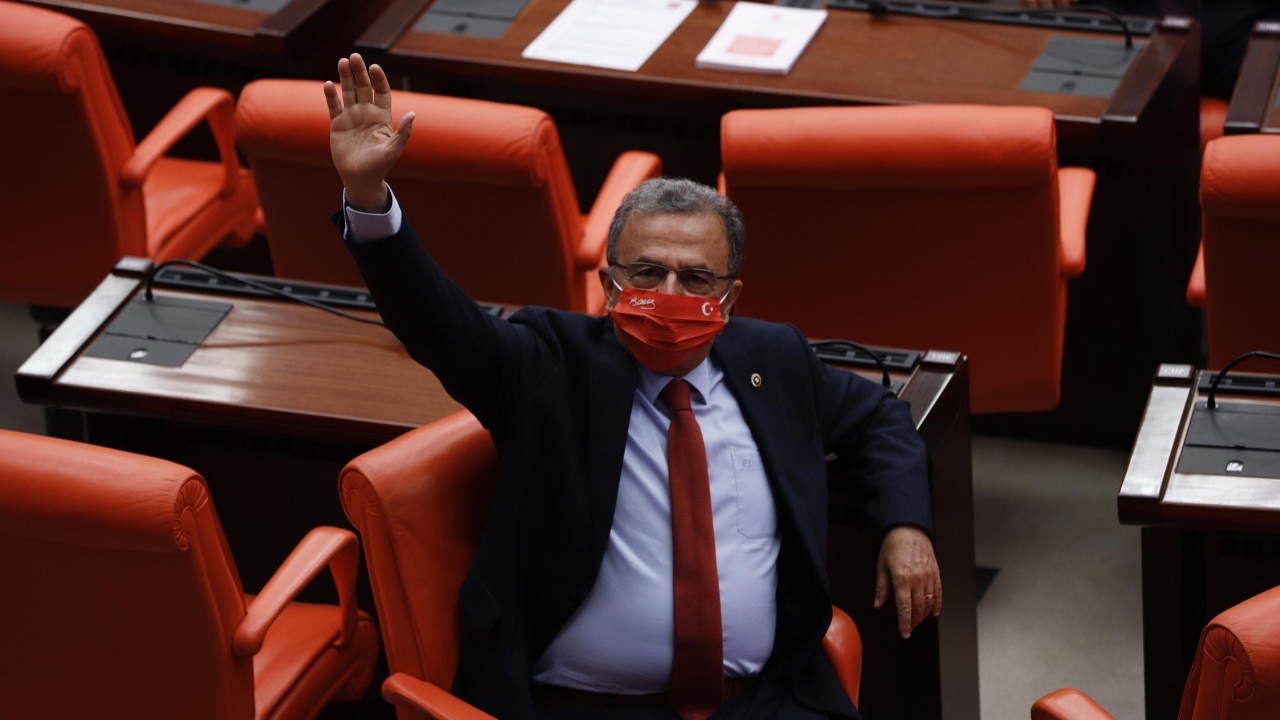 CHP`liler ise, üzerinde Türk bayrağı ve Mustafa Kemal Atatürk imzalı kırmızı maske dağıttı. 