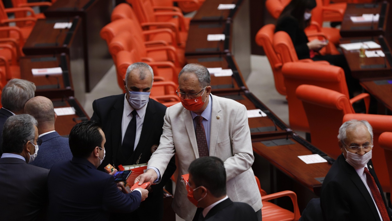  Genel Kurul`a katılan milletvekillerine girişte eldiven ve maske dağıtıldı. 