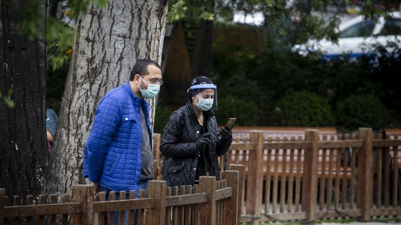 Bazı vatandaşlar parklarda vakit geçirdi.