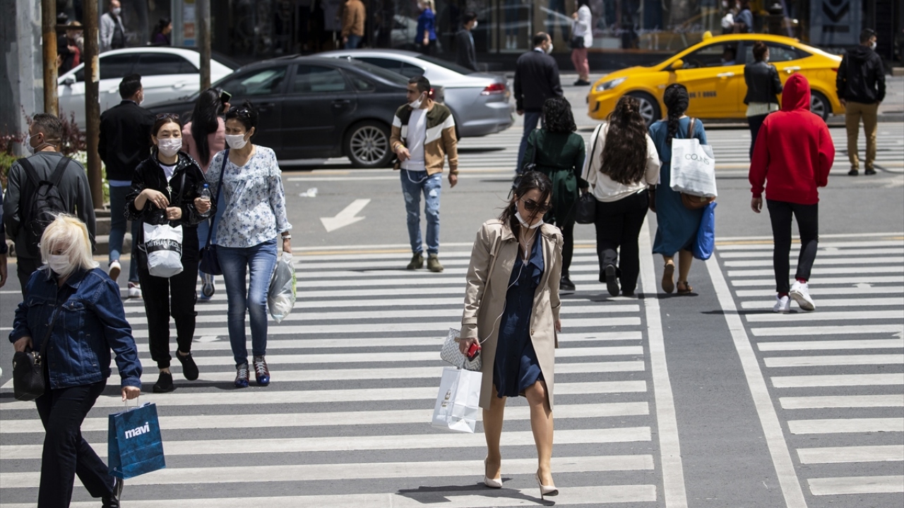 15 Temmuz Kızılay Milli İrade Meydanı ve çevresinde bazı vatandaşların alış verişe çıktığı gözlendi.