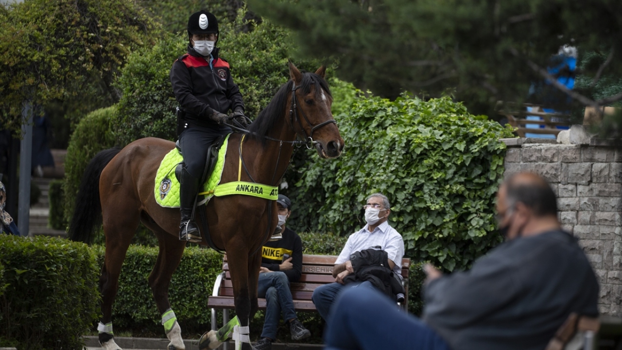 Ankara Atlı Polis Birliği ekipleri 15 Temmuz Kızılay Milli İrade Meydanı ve çevresinde devriye görevi yaptı.