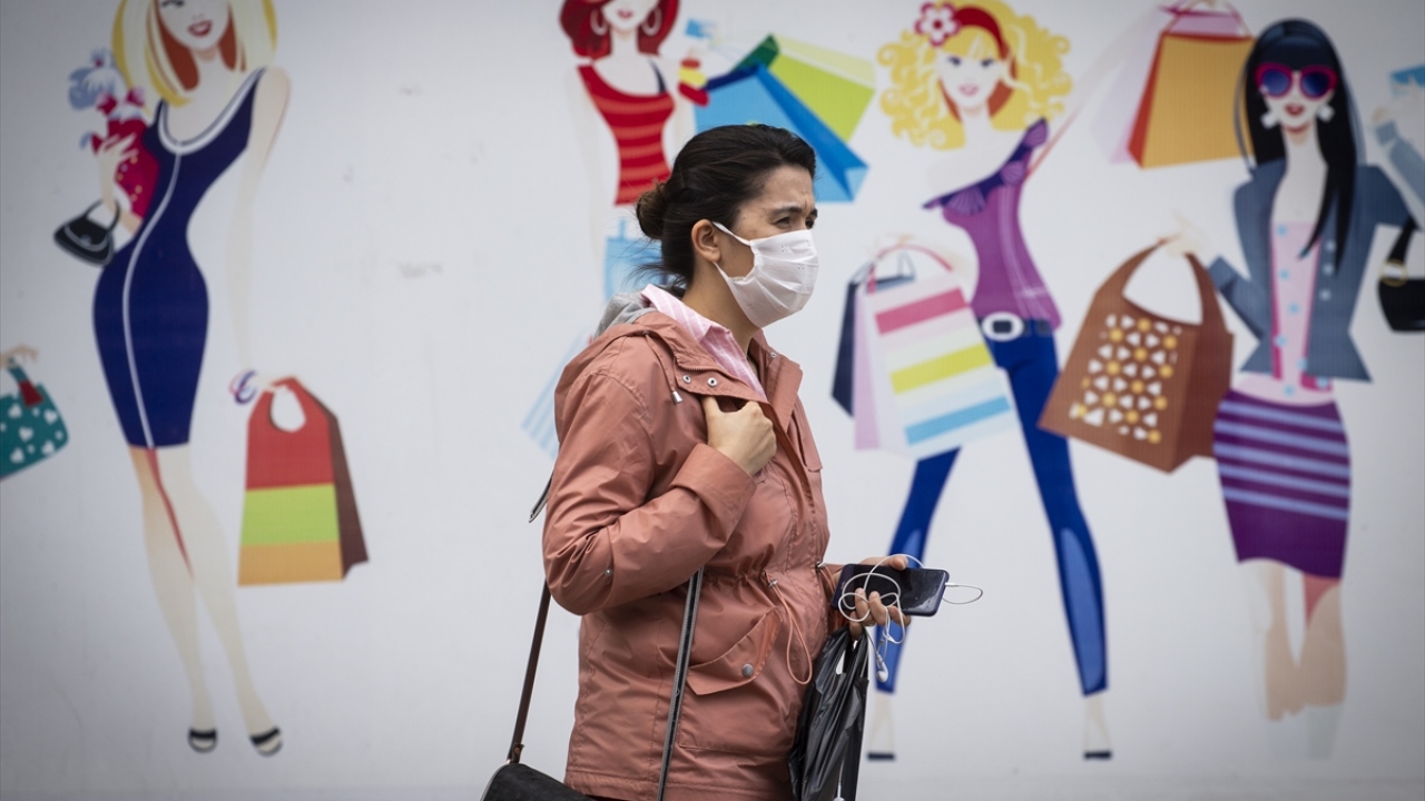 Bazı vatandaşların Ulus`ta alış verişe çıktığı gözlendi.