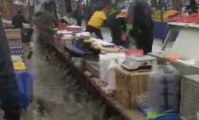 İstanbul'da yağış etkili oldu, Arnavutköy'de semt pazarını su bastı