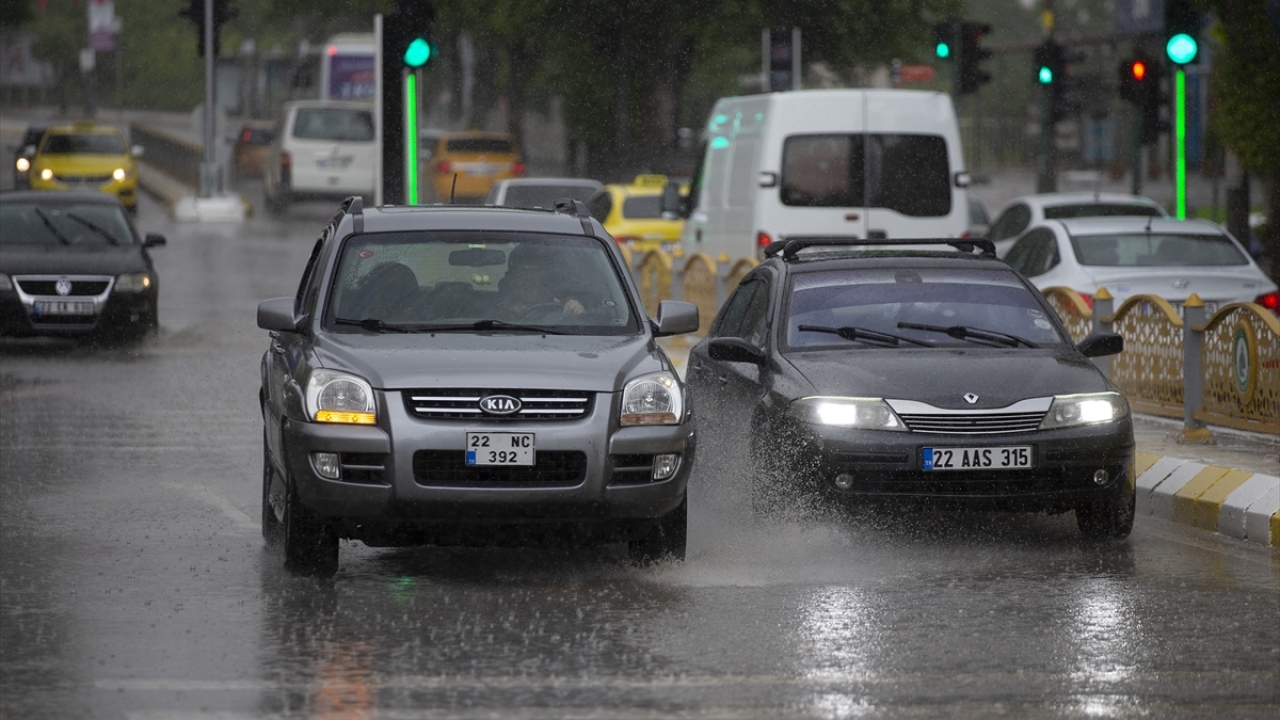 İl Emniyet Müdürlüğü ekipleri, trafiğin yoğun olduğu kavşaklarda sürücüleri dikkatli olmaları yönünde uyardı.