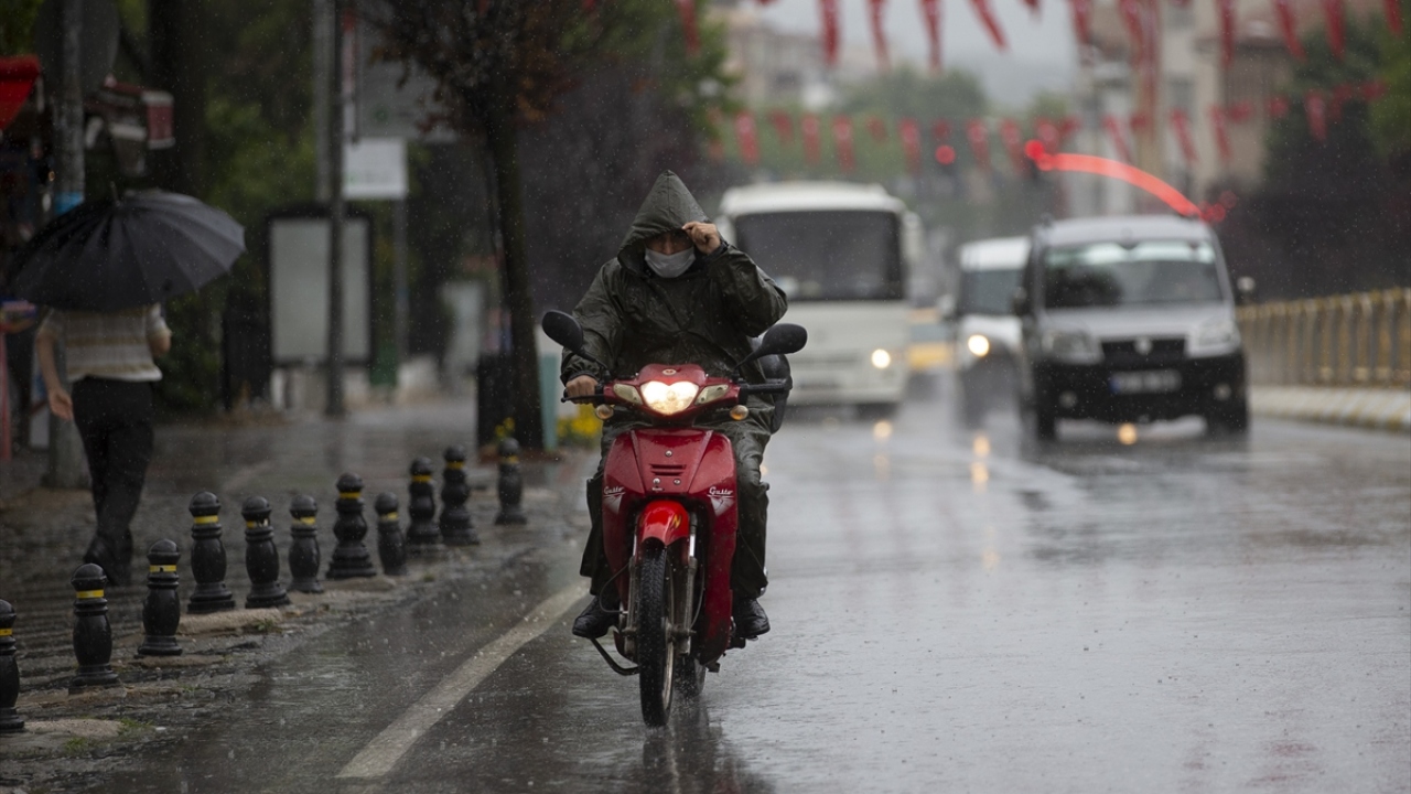 Hava sıcaklığının 19 derece ölçüldüğü kentte, yağışın akşam saatlerine kadar devam etmesi bekleniyor. 