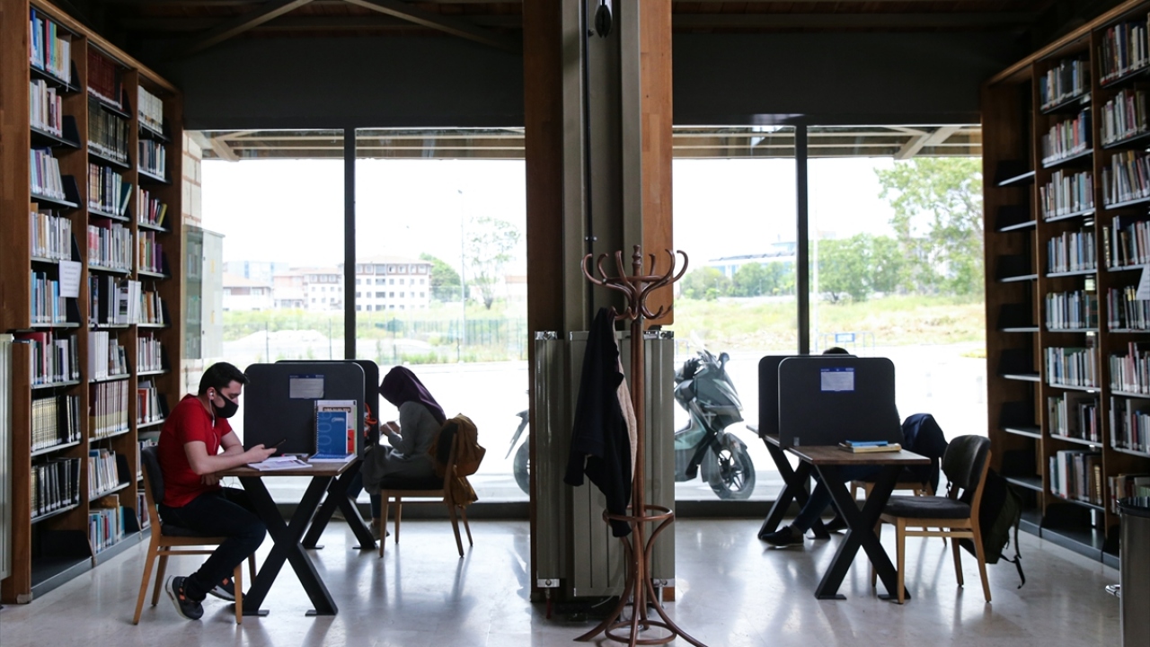 Öztürk, kapalı kaldığı süreçte kıraathane ve kütüphanelerin toplum hayatındaki etkisinin fark edildiğini belirterek, "İlk günde bütün masalarımız doldu. Bu süreçte, gençlerimizin ders çalışma ve araştırma yapma mekanlarına duydukları özlemi gördük." dedi.