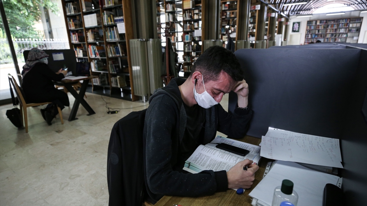 Öztürk, bu süreçte yoğun kullanılan ve sürekli dokunulan noktalarda periyodik temizlik oranının arttığını söyledi.