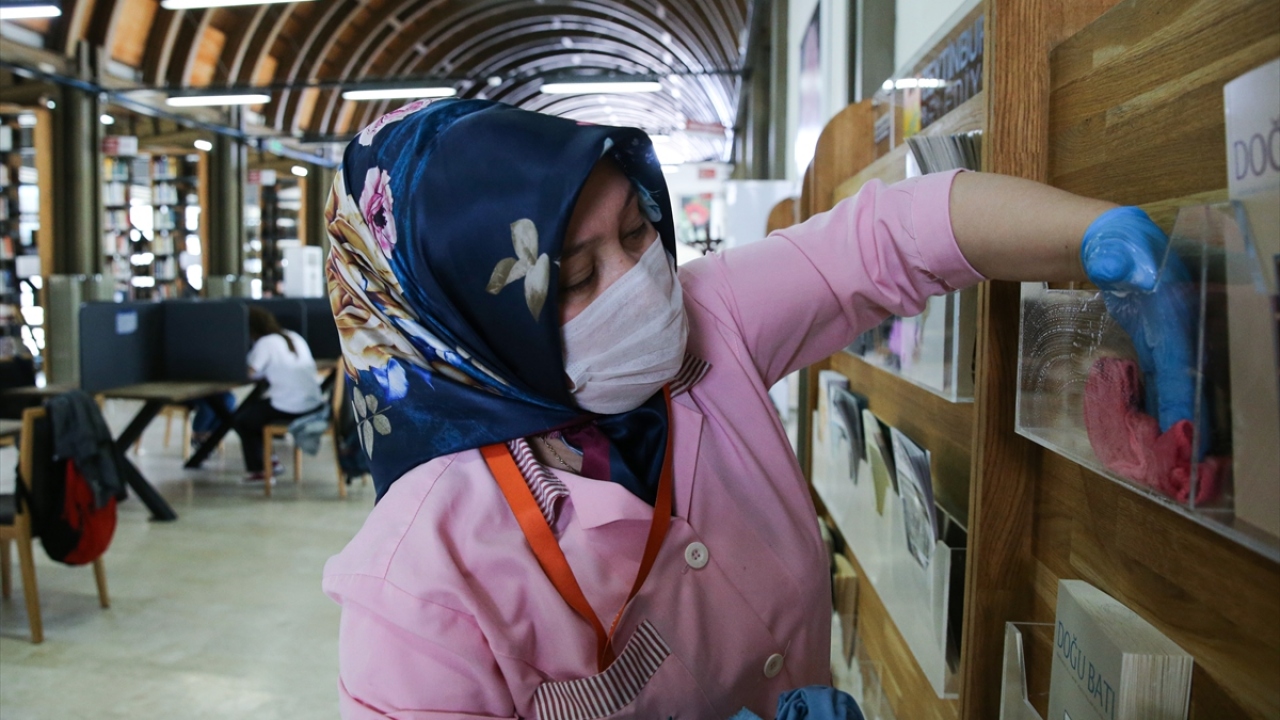 Kütüphaneyi kullanacak öğrenci, araştırmacı ve kitapseverlere de tavsiyelerde bulunan Öztürk, sözlerini şöyle sürdürdü: