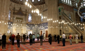 İstanbul'da cemaatle vakit namazları birkaç hafta içinde başlayabilir