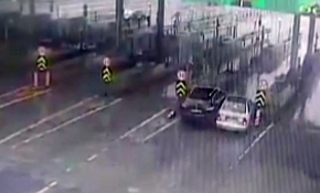 İnatçı sürücüler gişede sıkıştı: Kaza anı kamerada