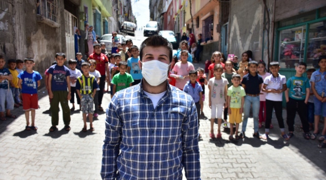 Üniversite öğrencisi Erkan çocukları mutlu etti